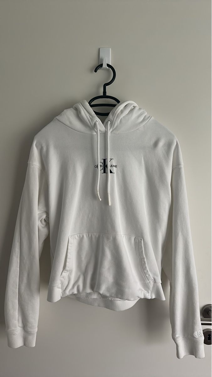 Calvin Klein Pullover & Sweatshirts: Weisser Calvin Klein Crop Kapuzenpullover - Grösse M – Gebraucht aus Wangen SZ von Jaay_Sky