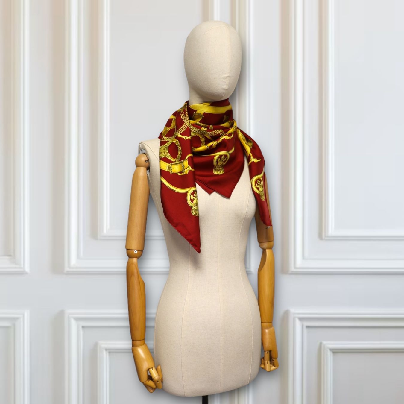 Hermès Foulards, Tücher & Schals: Hermès Carré "Cavalcadour" – Gebraucht aus Binningen von Designerlabels 1