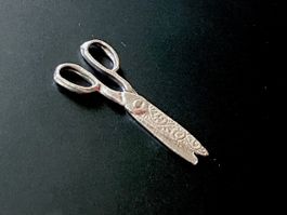 Schere (Attrappe) f/Puppenstuben. Zinn, verziert. NP 3.60.