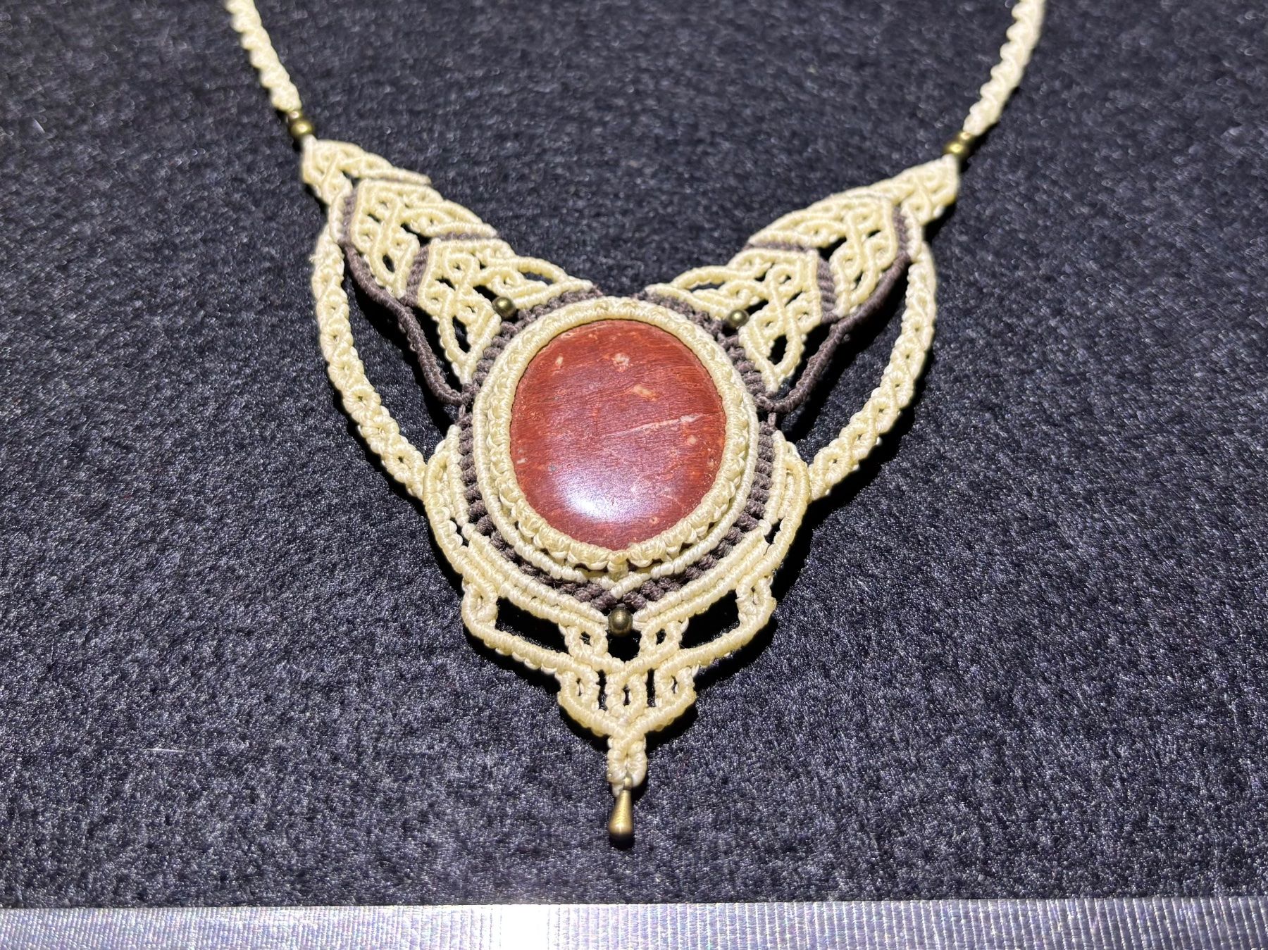 Colliers: handgemachte Makramee Kette / Collier mit rotem Jaspis – Neuf (Voir description) à Pfäffikon ZH par Emporos_42 1