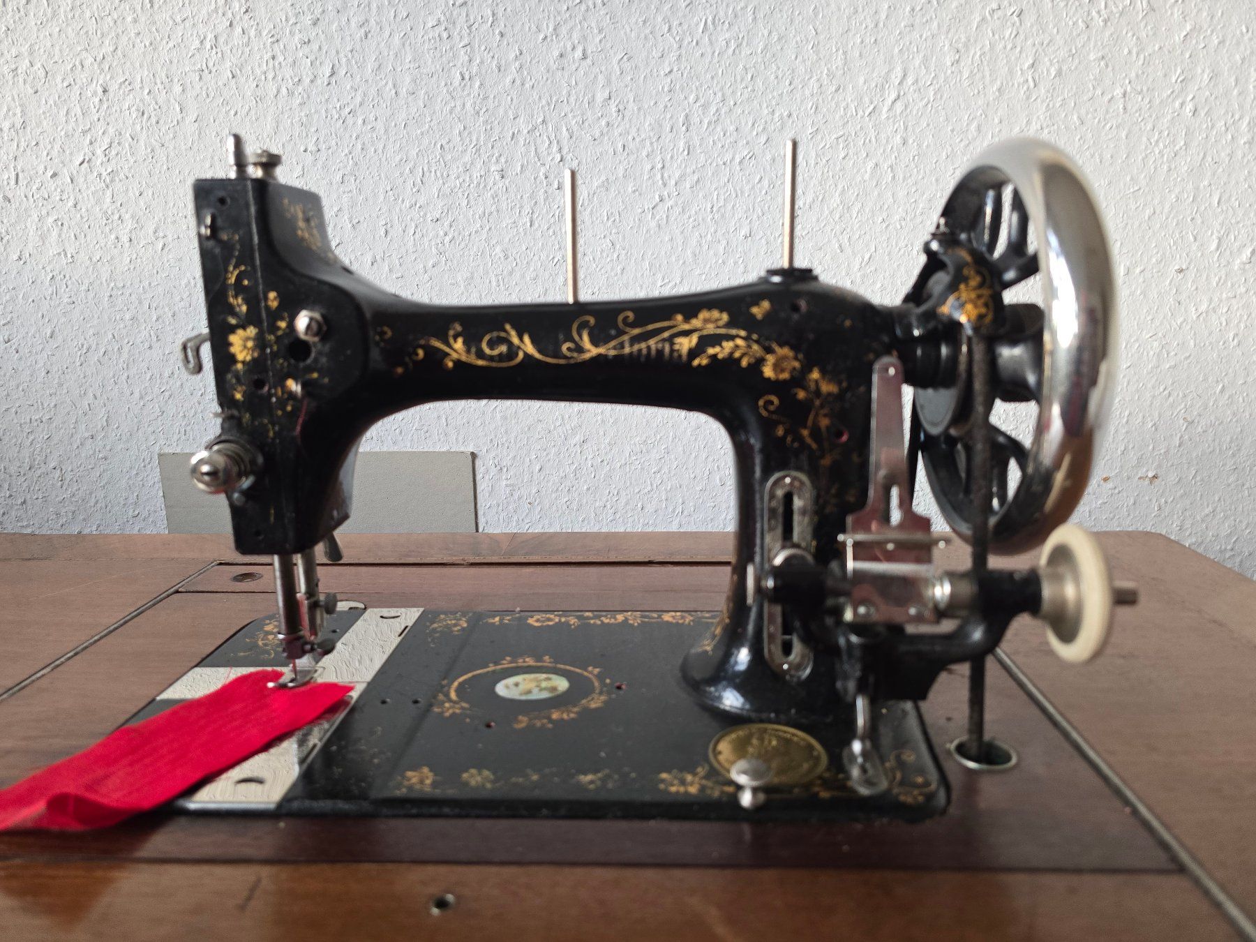 Victoria Macchine da cucire: Machine à coudre "Original Victoria", avec mode d'emploi – Usato da Genève venduto da ism_k9ln 1