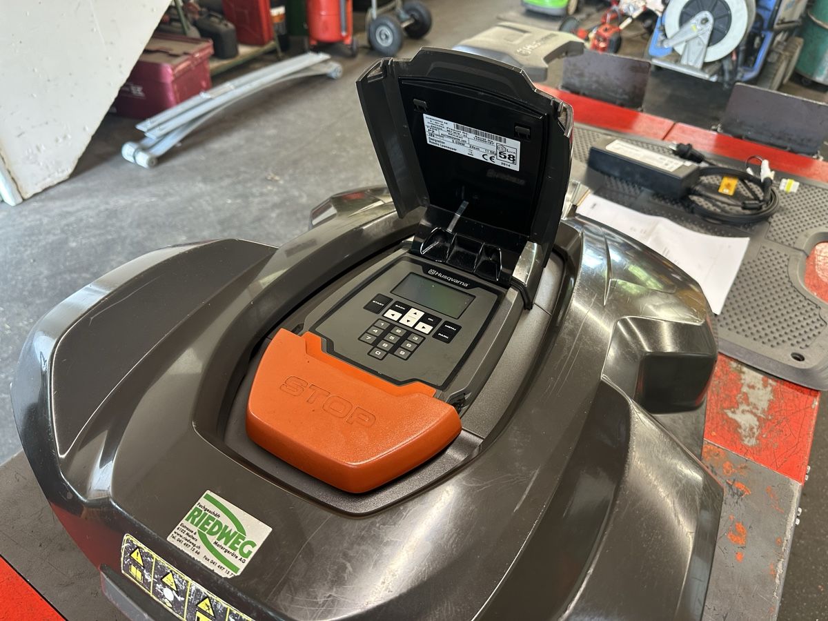 Husqvarna Tagliaerba: Husqvarna Automower 320 ab grossem Servive – Usato da Malters venduto da BachBrun 2