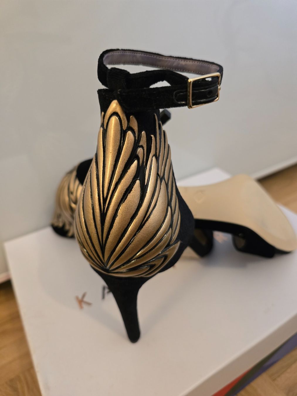 Scarpe da donna: Sandales Katy Perry noires à ailes dorées – Nuovo e nell'imballaggio originale da Genève venduto da cec_d6pg 2
