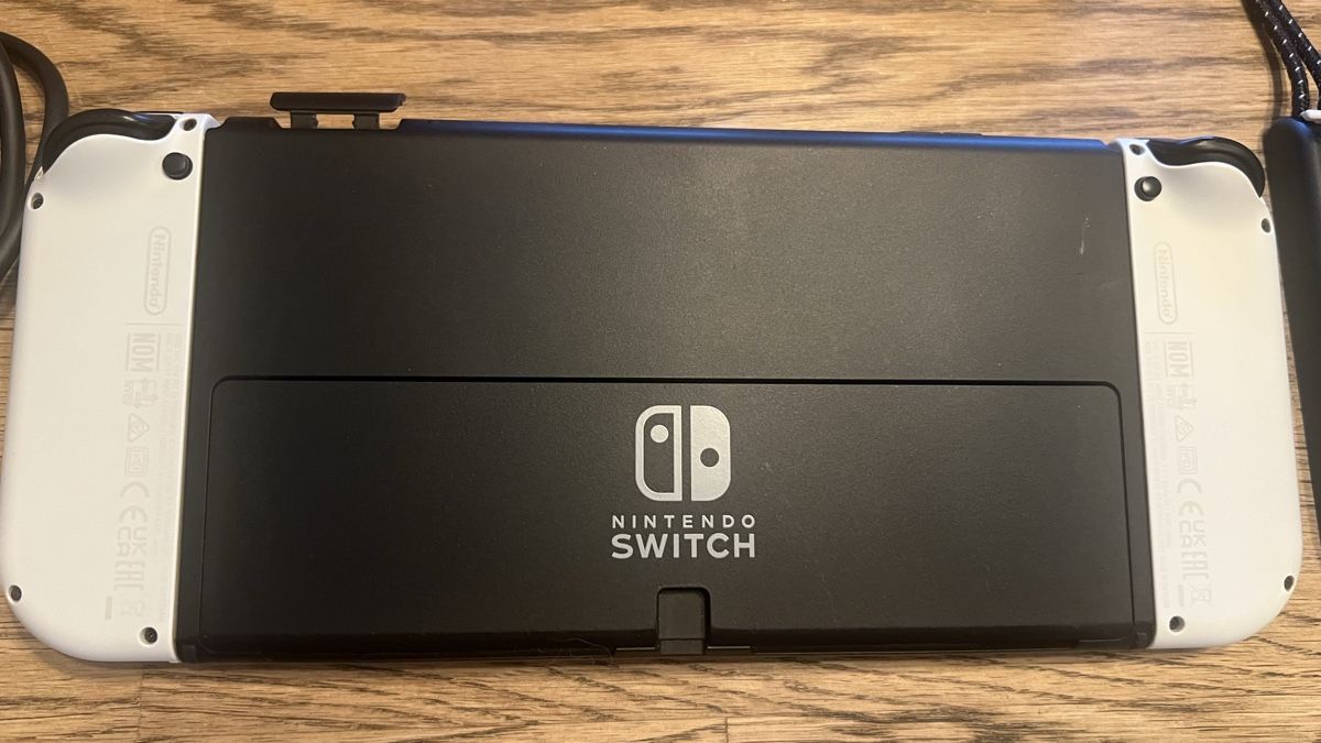 Nintendo Consoles: Nintendo Switch OLED mit Zubehör  – D'occasion à Lauerz par Zauberwald87 4