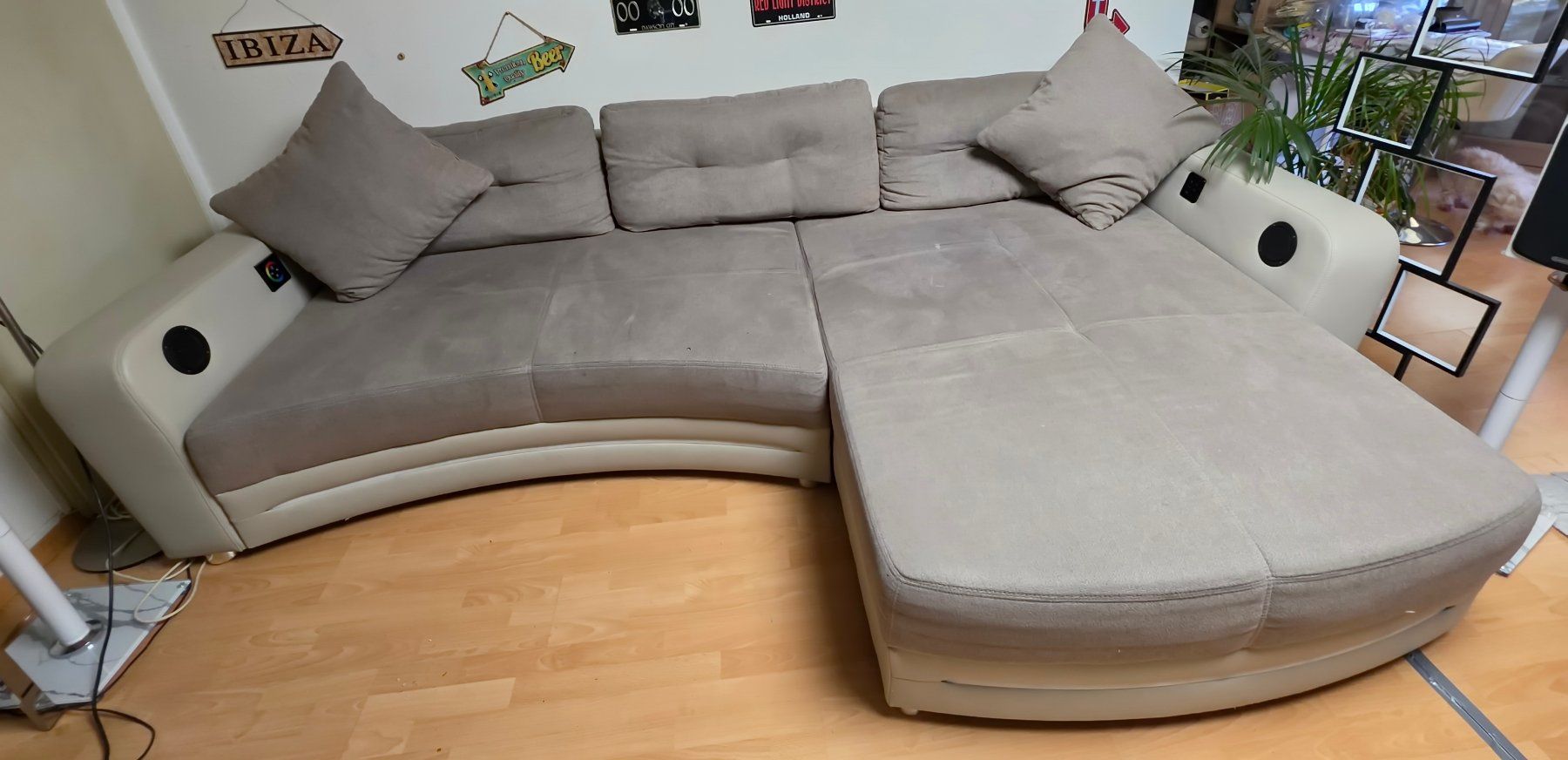 Sofas: Moderne Eckcouch mit Bluetooth, Lautsprechern & LED-Licht – Gebraucht aus Uster von Swisss2020