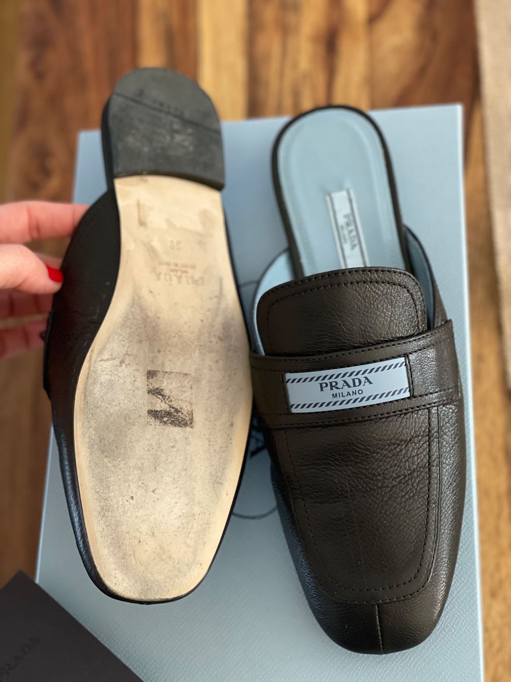 Prada Scarpe da donna: Prada Leder-Mules mit Logo-Patch Neuwertig – Usato da Felben-Wellhausen venduto da begean 1