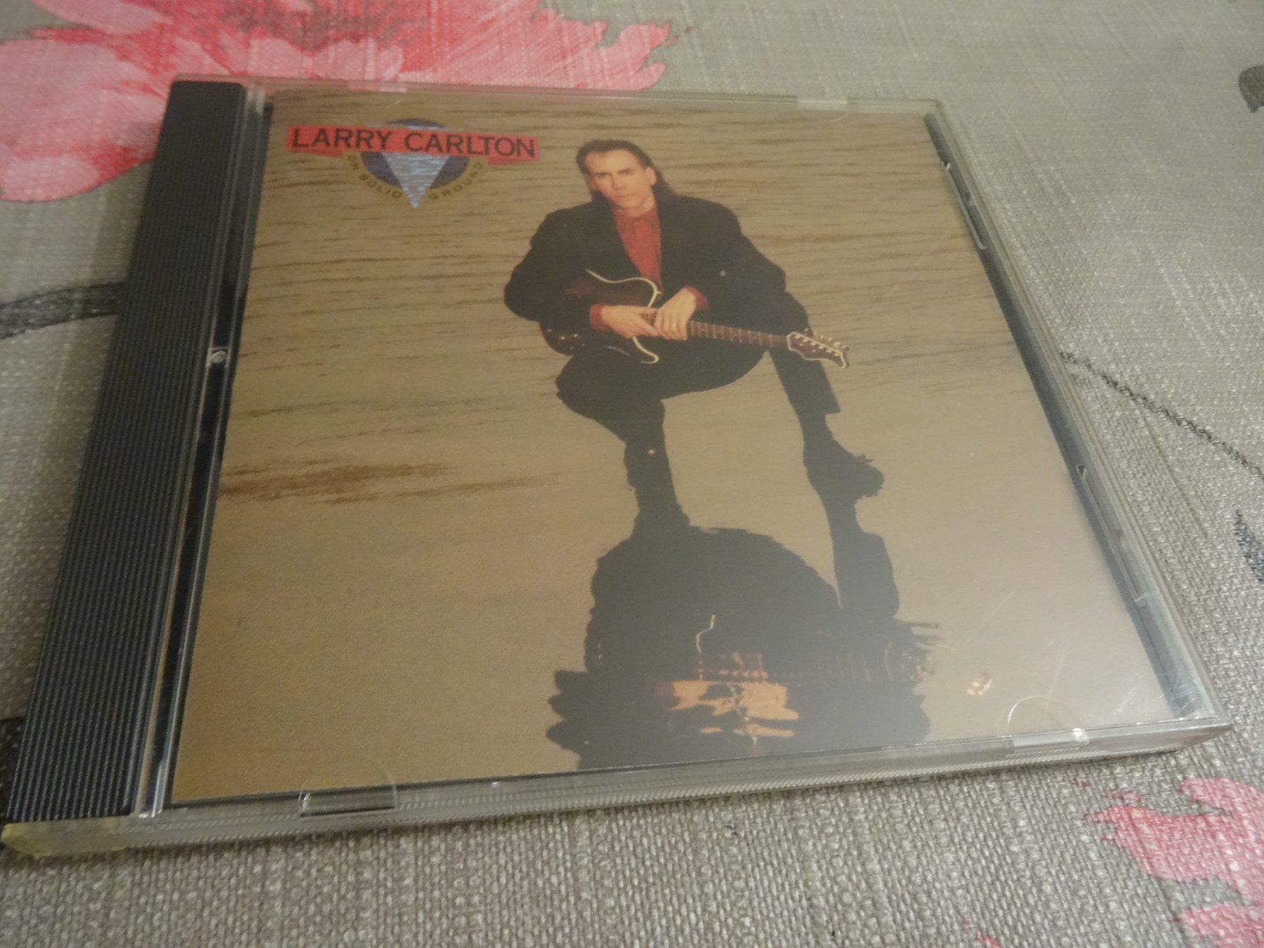 CDs: Larry Carlton - On Solid Ground - CD - – Gebraucht aus Olten von Disc-Ausverkauf