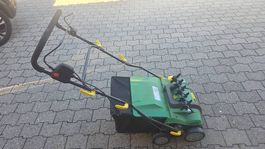 Un scarificateur électrique Okay / avec bac de ramassage
