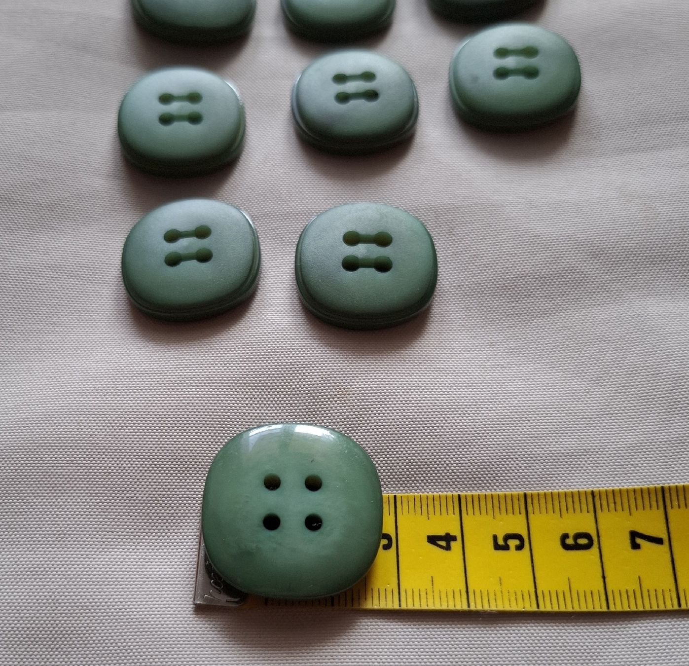 Knöpfe: 9 Stück Knöpfe robust, grünton, 28 mm. – Gebraucht aus Dietikon von Hirschkopf 3