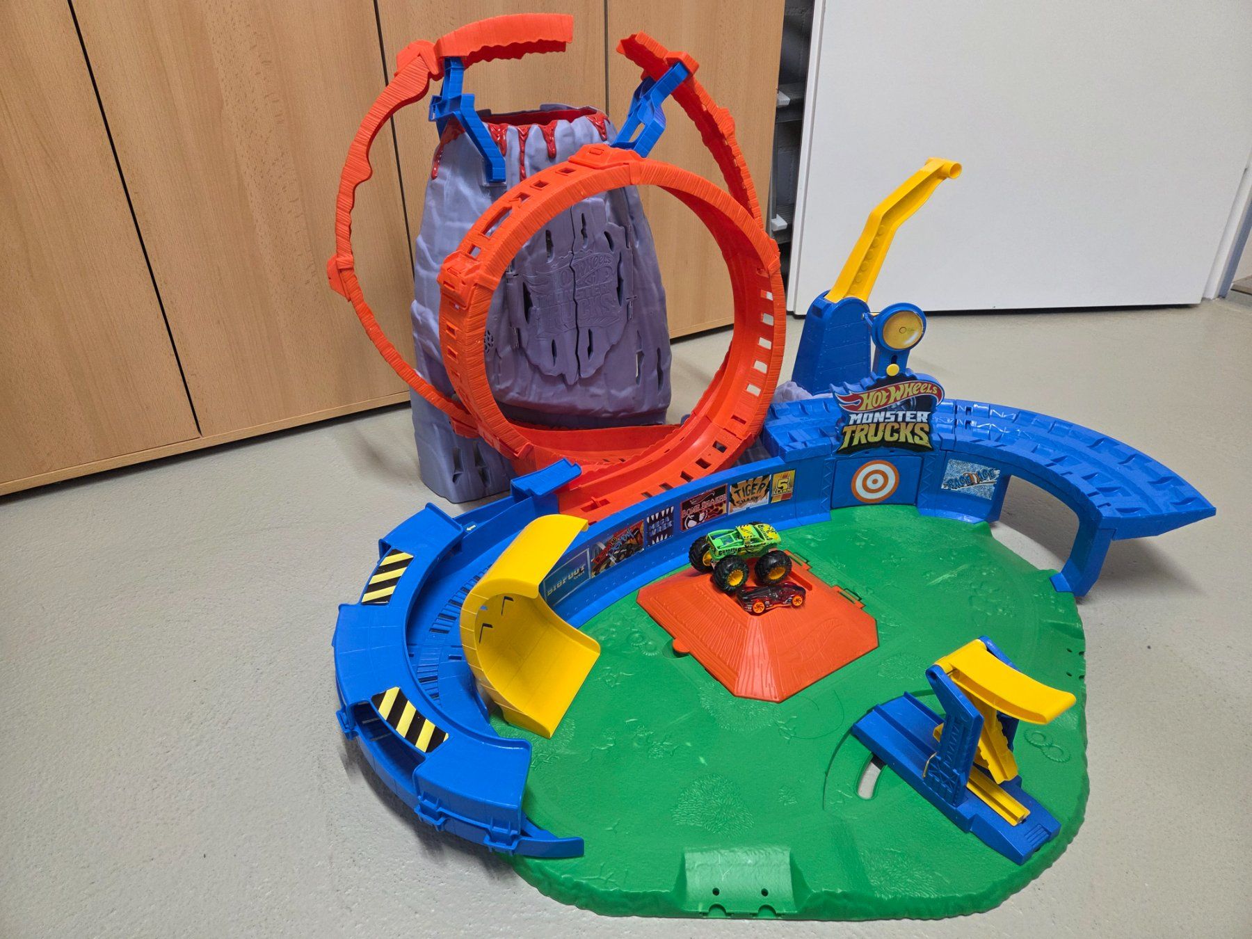 Hot Wheels Spielzeuge: Hot Wheels Monster Trucks Bahn T-Rex Vulkan Arena – Gebraucht aus Hausen AG von roschweizer 5