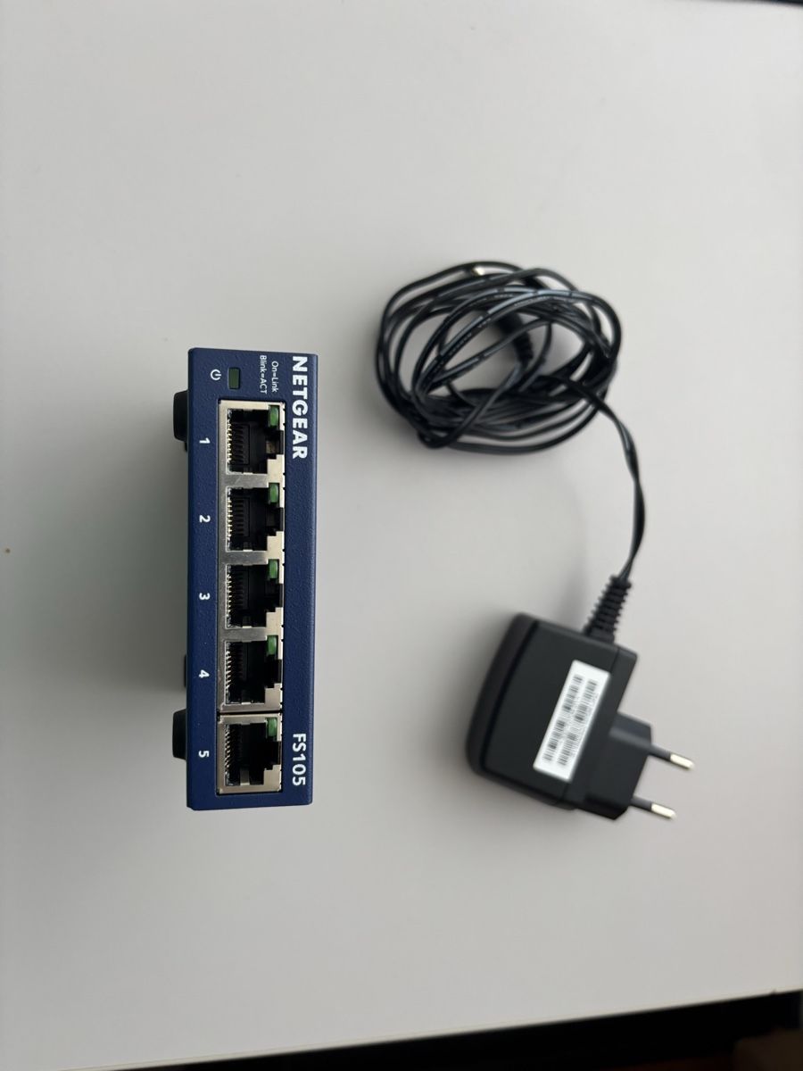 Netgear Hub & Switch: Netgear ProSafe FS105 Ethernet Switch mit Netzteil – Usato da Winterthur venduto da ral_tr8b 1
