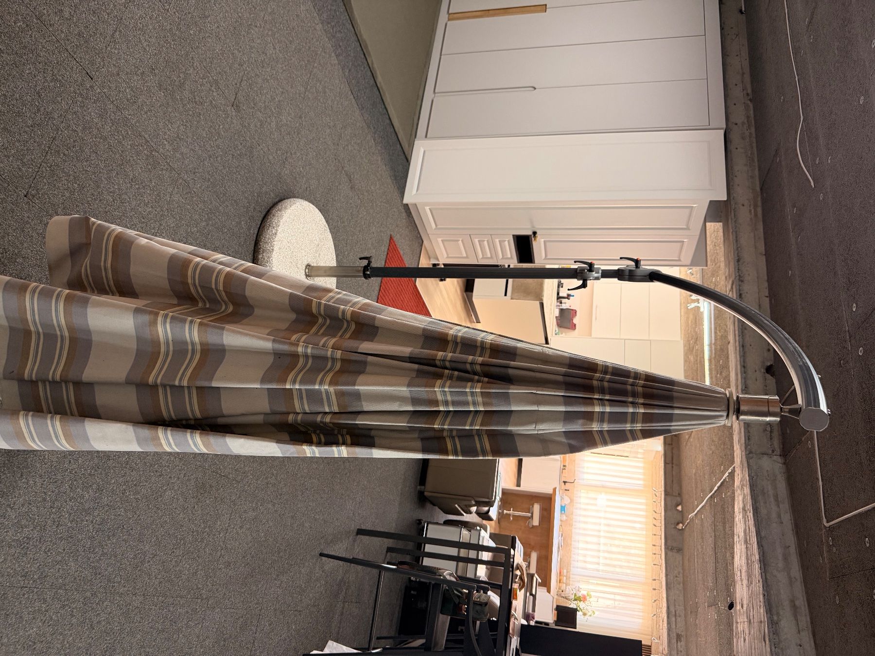 Glatz Ombrelloni: Glatz schirm Pendalex mit Sockel 90 kg – Usato da Luzern venduto da Emelie77 4
