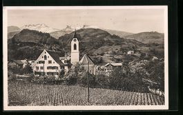 Sevelen, Panorama mit Kirche und den Ber