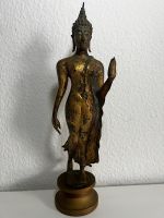 Budda Statue stehend goldfarbig thailändische Sukhothal Stil