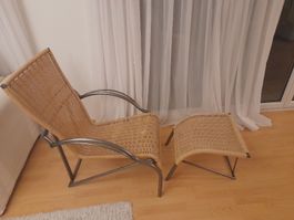 Handgemachter Sessel mit Hocker