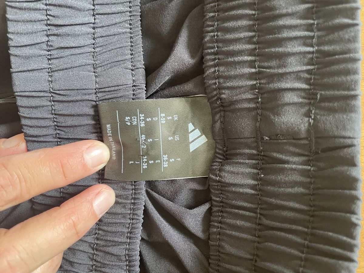 Adidas Hosen: New black Adidas pants – Neu (gemäss Beschreibung) aus Meilen von val_tsv8 4