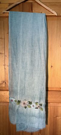 Sommerleichter Schal mit Blumenstickerei, hellblau