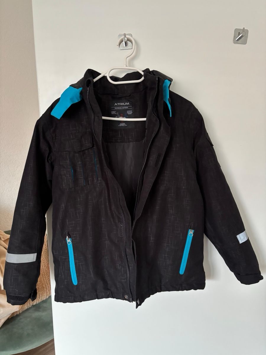 Giacche: Atrium Winter Jacket, Black with Blue Accents, Size 152 – Usato da Marin-Epagnier venduto da Kty_1907
