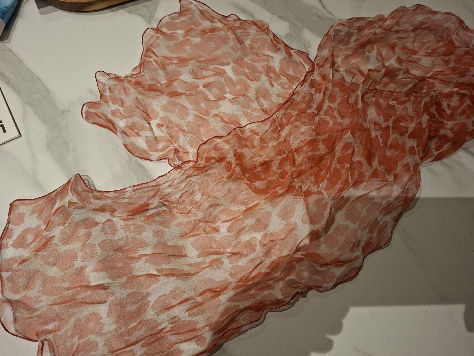 Foulard & Sciarpe: Elegant silk scarf with red flower pattern - Made in Franc – Nuovo (secondo la descrizione) da Zürich venduto da oli_p8cc