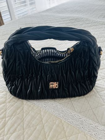 Miu Miu Tasche schwarz gesteppt mit Trageriemen neuwertig