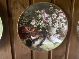 Wandteller mit Musikinstrumenten