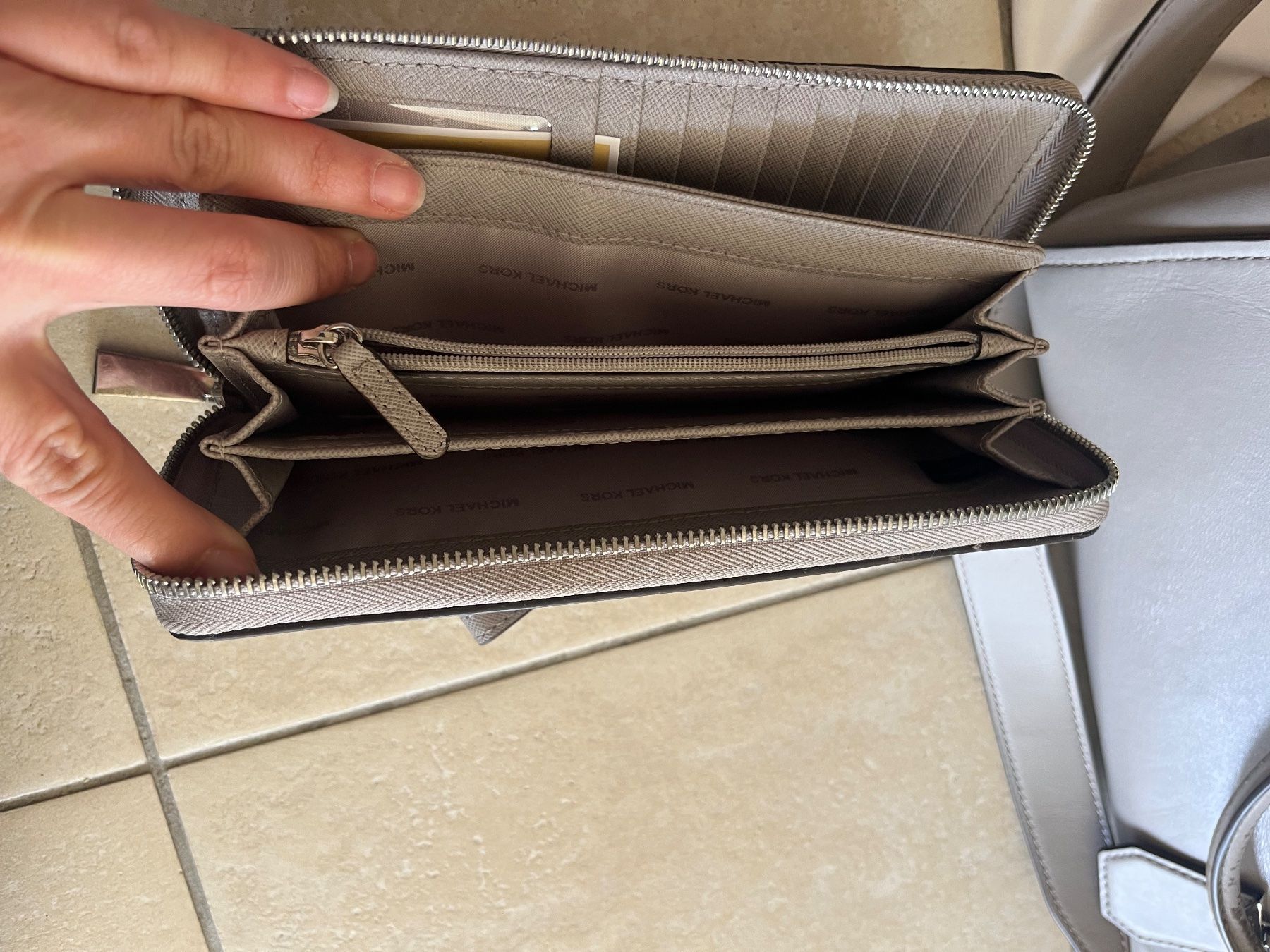 Portemonnaie: Portefeuille Michael Kors gris clair, parfait état – Gebraucht aus Le Sentier von ale_6s2k 2