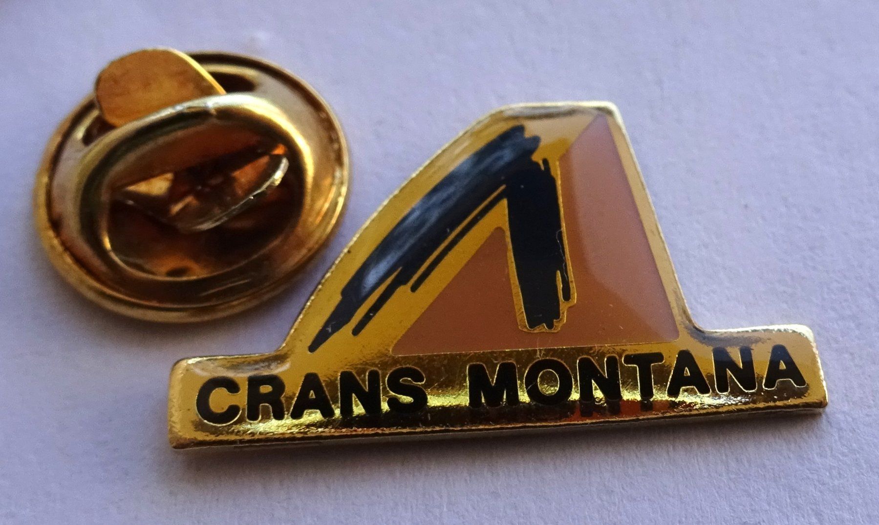 Placchette & Badge: Pin GRANS MONTANA  Berg – Usato da Utzenstorf venduto da BUtter81