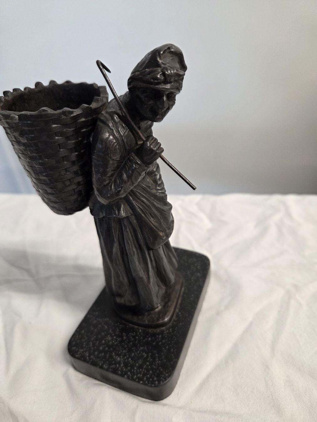 Sculture & Statue: Alte Skulptur/Figur "Bauernfrau mit Korb",  – Usato da Dietikon venduto da Allegra34 3