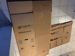 6 Kleiderkartons und 3 Zügelboxen zu verschenken