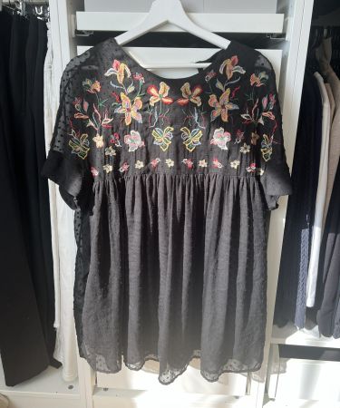 ZARA schwarzes Kleid mit Stickerei