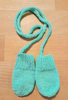 Warme Fäustlinge gestrickt Gr. 56/62 mint mit Kordel