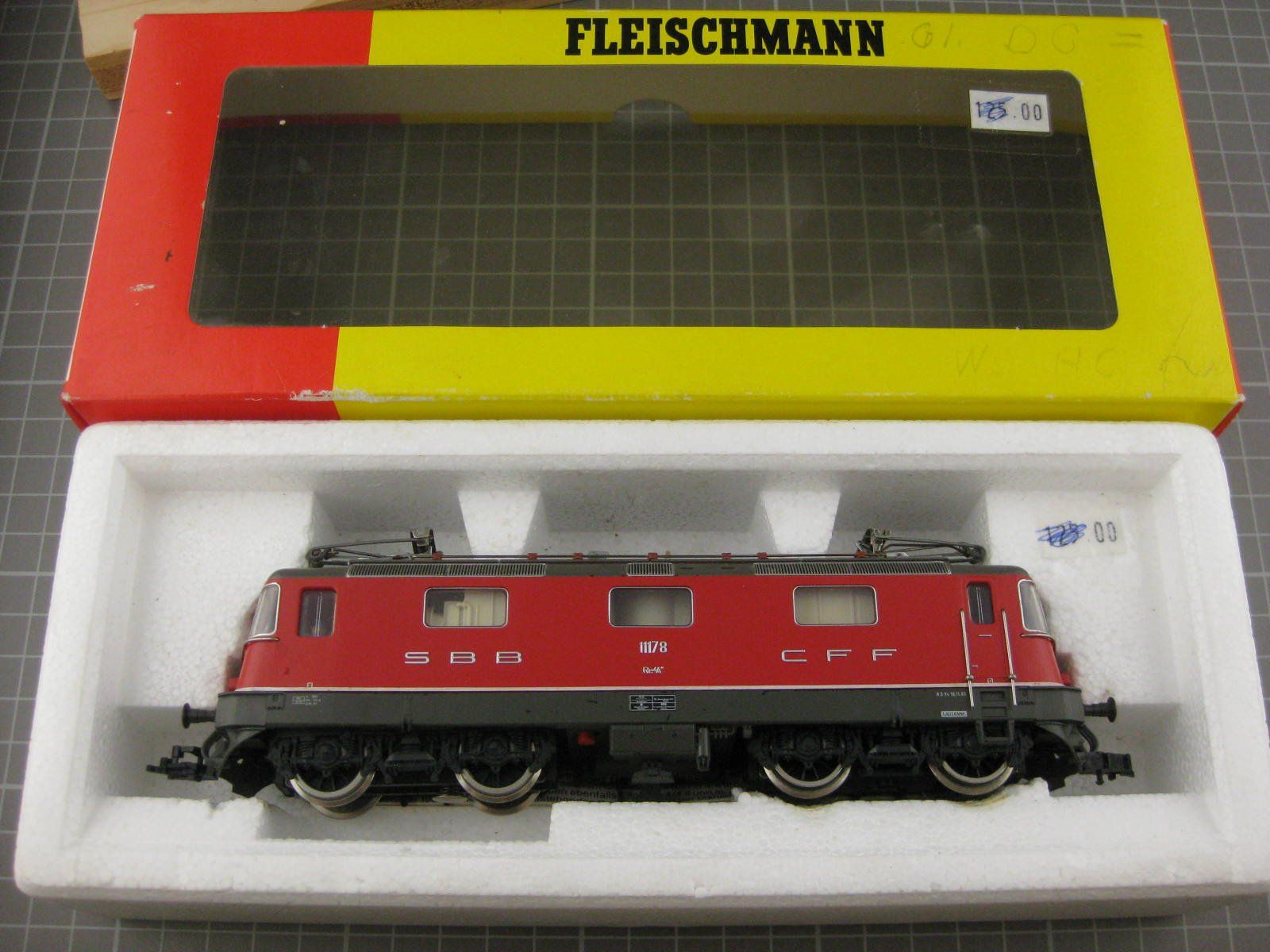Fleischmann Modelleisenbahnen: Fleischmann SBB Re 4/4 II rot, mit passender Fleischmann Sc – Gebraucht aus Malters von Marosko 5