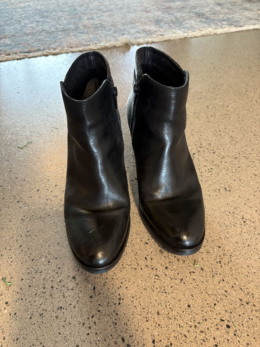 Chaussures femmes: Schwarze Stifeletten – D'occasion à Zürich par Facellas