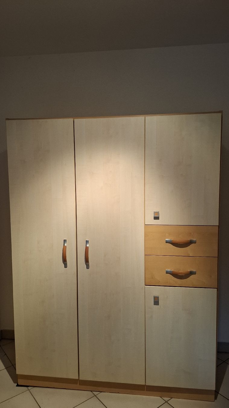 Armadi: Sehr schöner Schrank – Usato da Wäldi venduto da Fergiu