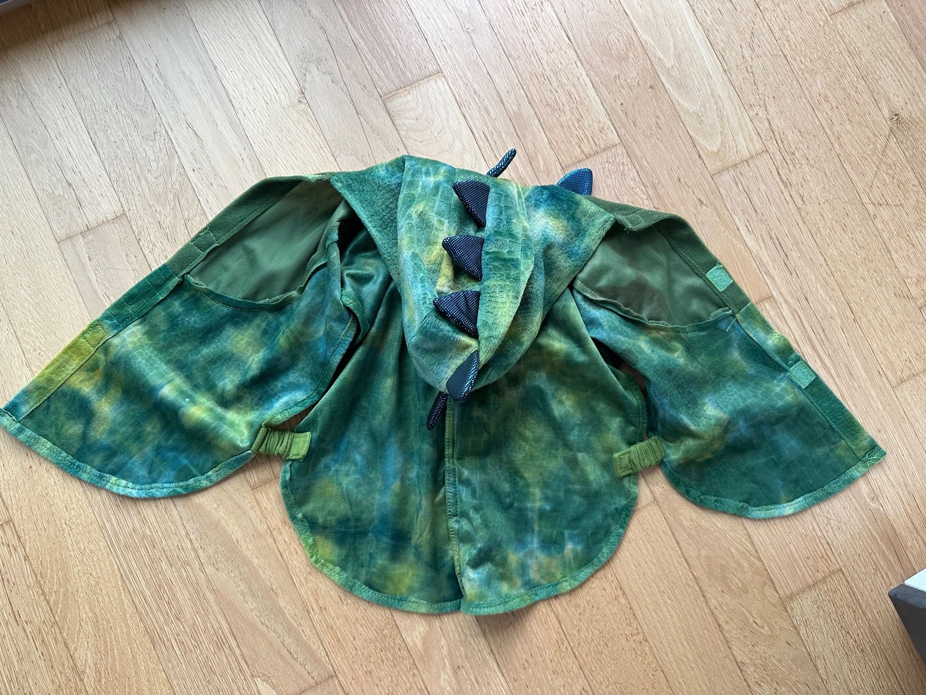 Jacken & Mäntel: Carnival Dragon Cape Size 92, 2 years, as New – Gebraucht aus Montagnola von eva_gm6j
