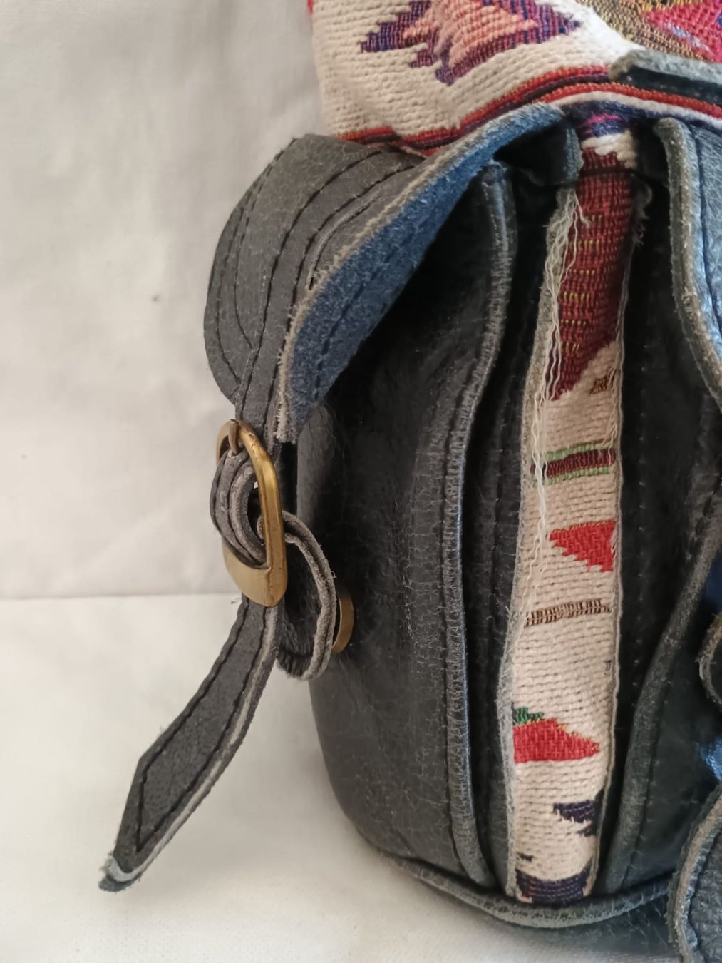 Zaini: Lederrucksack mit Stickoptik – Usato da Zürich venduto da Averandomage 1