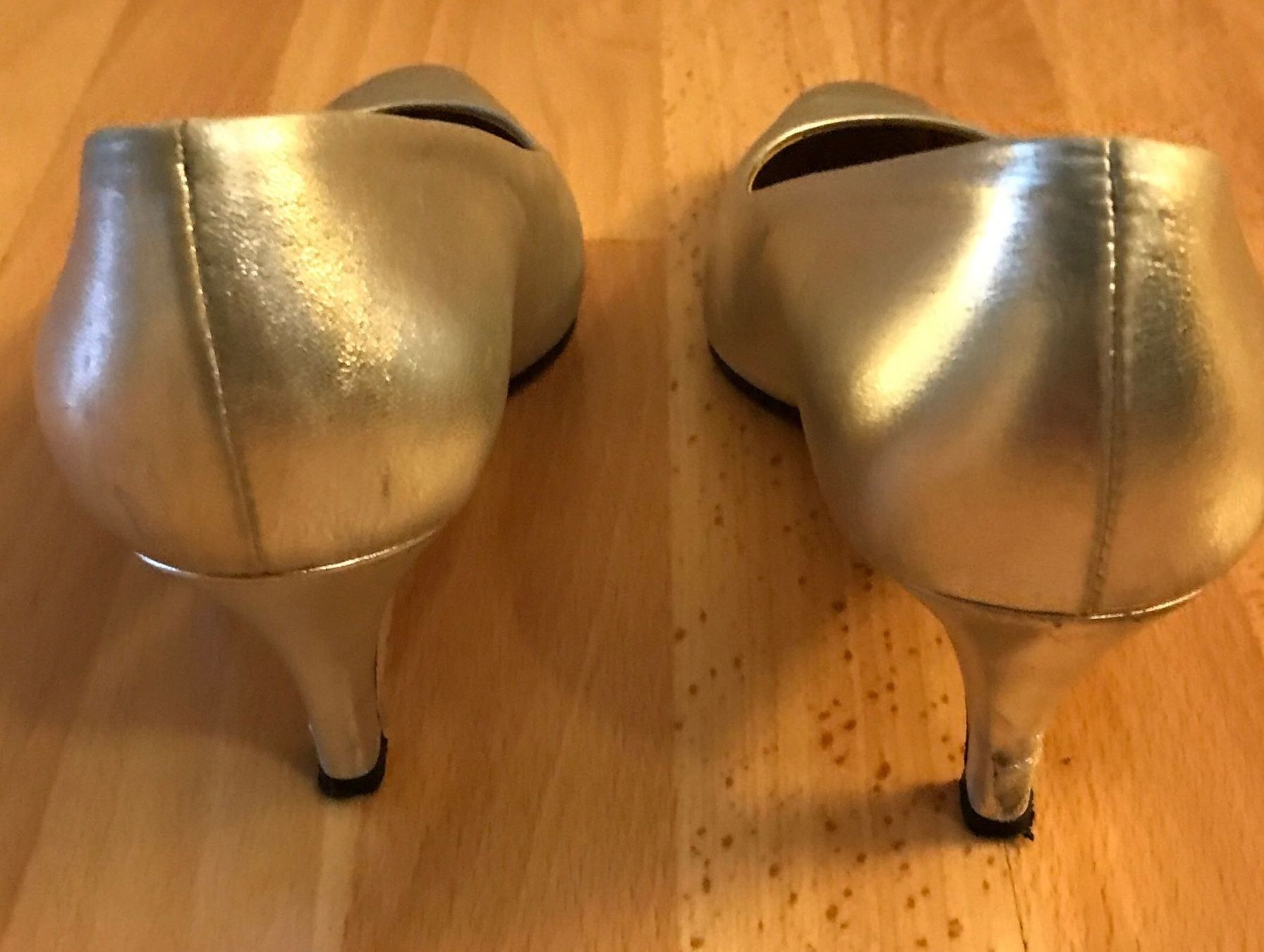 Scarpe da donna: Lederpumps silber Grösse 38,5 – Difettoso da Ennetmoos venduto da Tabakfrei 1
