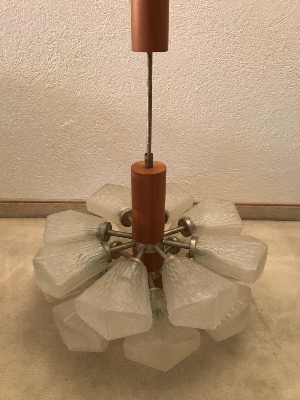 Temde Leuchten Lampadari & plafoniere: Temde: Sputnik Teak Kronleuchter mit 16 Schirmen – Usato da Küsnacht ZH venduto da Quiti
