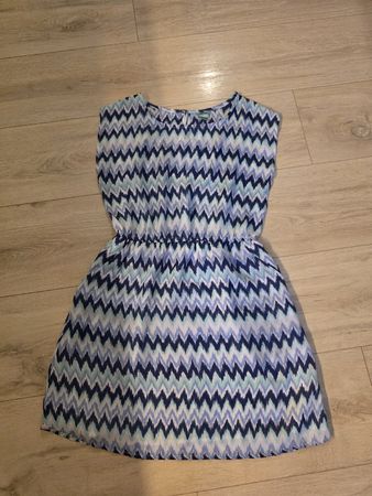 Kleid 134/140 YFK Zigzag Muster neuwertig