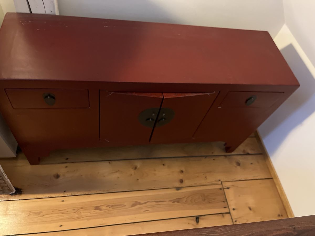 Armadi: Asian style deep red cupboard – Usato da Basel venduto da ann_w9wl 2