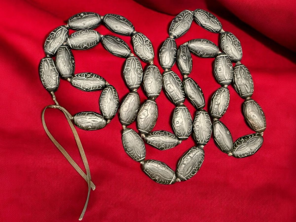 Catenine: Lange geschnitzte Halskette, Naturstein – Usato da Lamone venduto da LaCantinaMagica 4