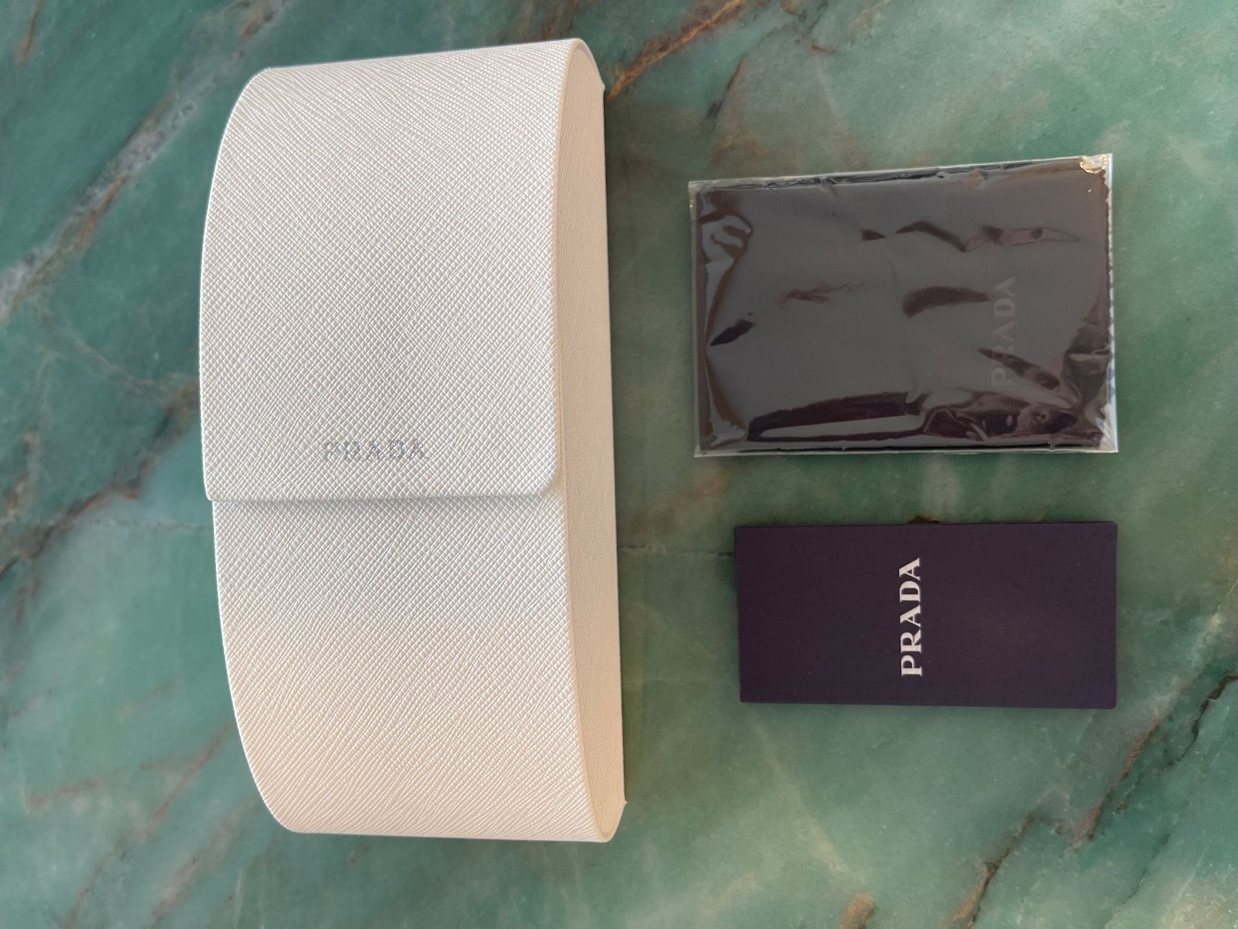 Prada Brillen & Gläser: Klassische Damen Sonnenbrille von Prada – Gebraucht aus Zizers von sarah_1987 9