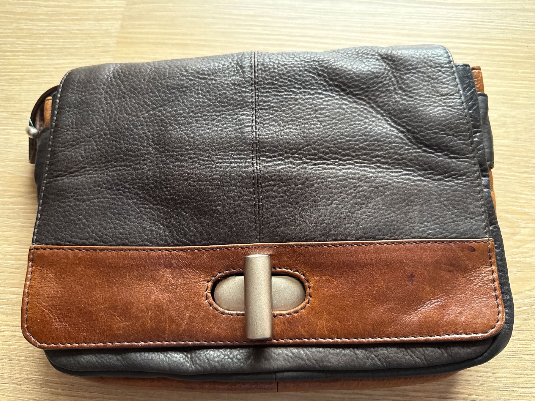 Borse da donna: Schwarz-braune Lederhandtasche – Usato da Andelfingen venduto da Judy0007