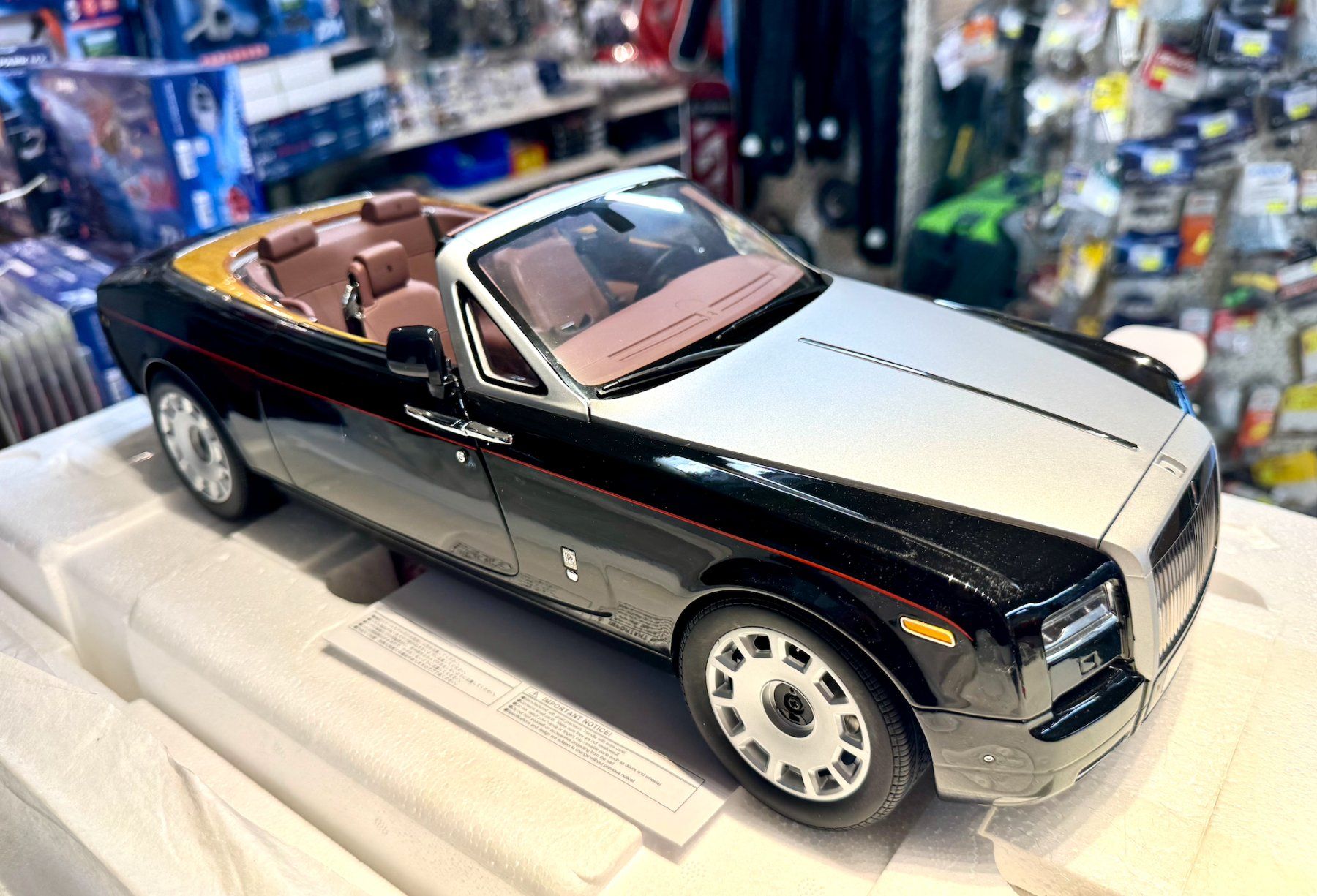 Rolls Royce Voitures modèles: KYOSHO ORIGINAL 1/18 scale Rolls-Royce Phantom 08641 DBK – Neuf avec emballage d'origine à Lausanne par Techobby 4
