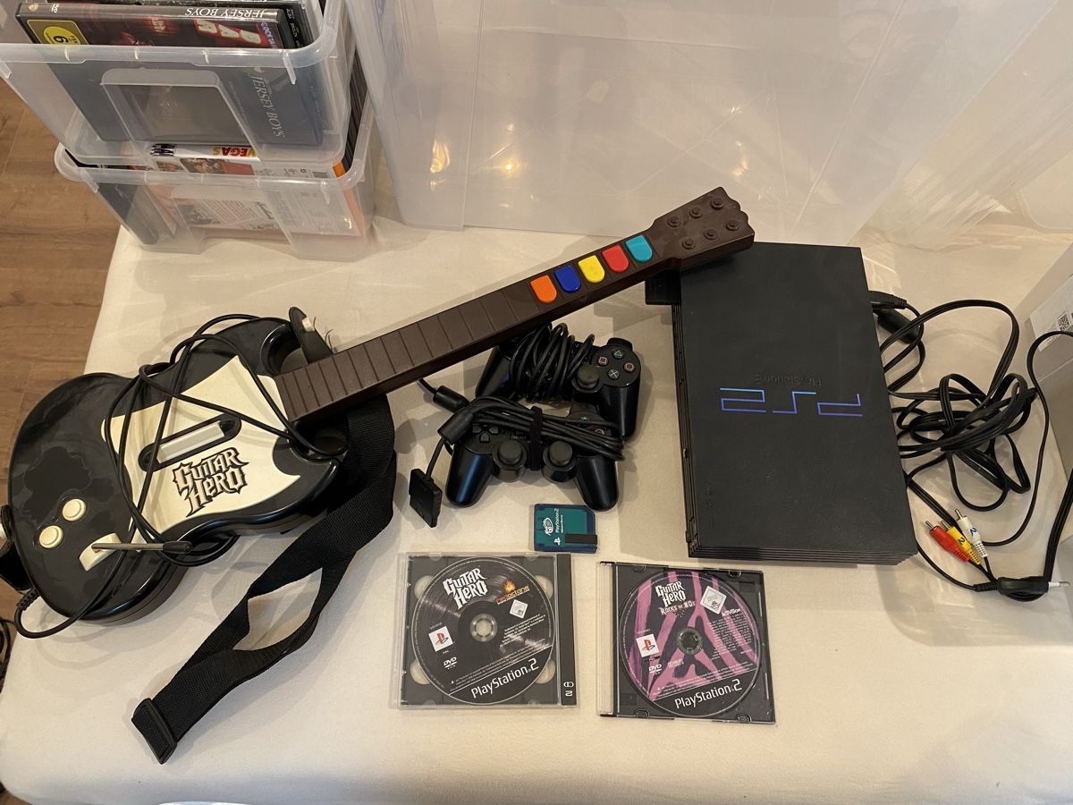 Sony Console: Playstation 2 mit Guitar Hero – Usato da Muhen venduto da G60iger