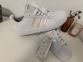 Neue Adidas Schuhe mit Etikett Grösse 38,5