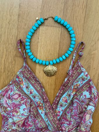 Seiden Maxikleid mit Türkis Muschel-Halskette Grösse S