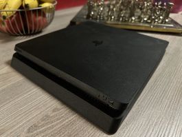 PS4 Slim + Controller + Die Spiele + Star Wars Filme