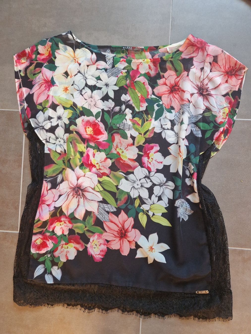 Guess T-Shirts: Guess Shirt L Blumen und Spitze – Gebraucht aus Lichtensteig von Cocabana_16