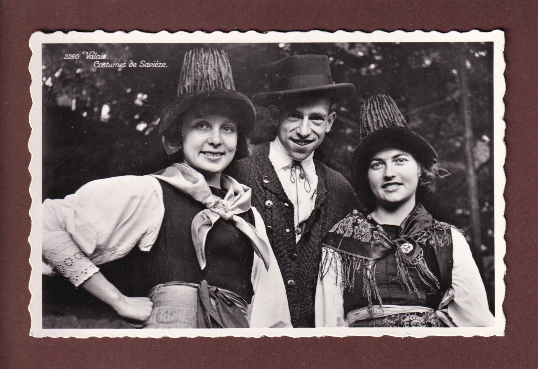 Cartoline postali: VALAIS - Costumes de Savièse – Usato da Pully venduto da nicecards